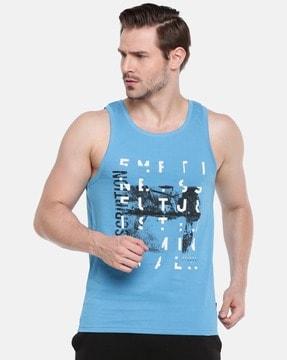 men-regular-fit-typographic-print-sleeveless-vest