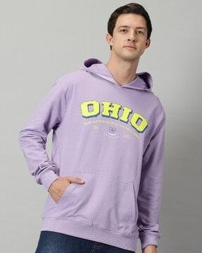 men-typographic-print-regular-fit-hooded-sweatshirt