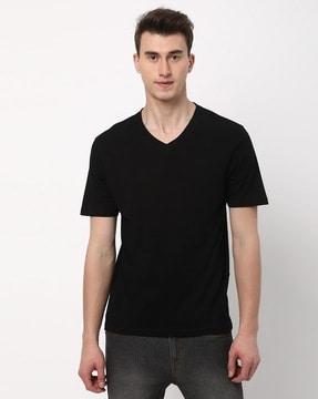 men-printed-regular-fit-round-neck-t-shirt
