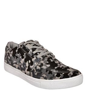 camouflage-print-lace-up-sneakers