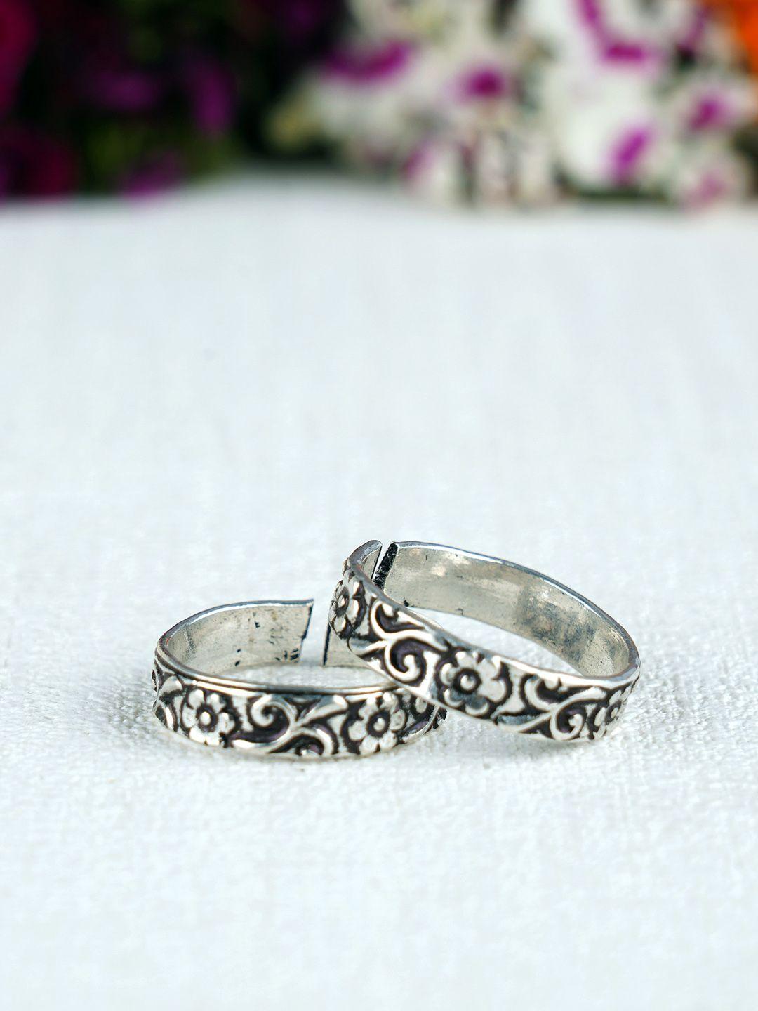 firoza-women-set-of-2-oxidised-silver-toned-floral-textured-adjustable-toe-rings