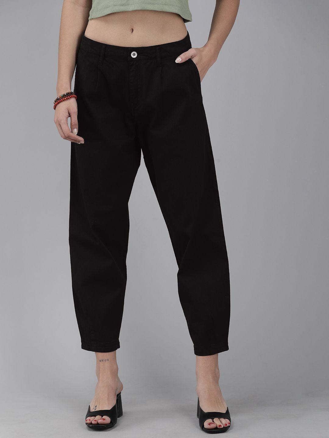 the-roadster-lifestyle-co-women-black-printed-slouchy-fit-cropped-regular-trousers