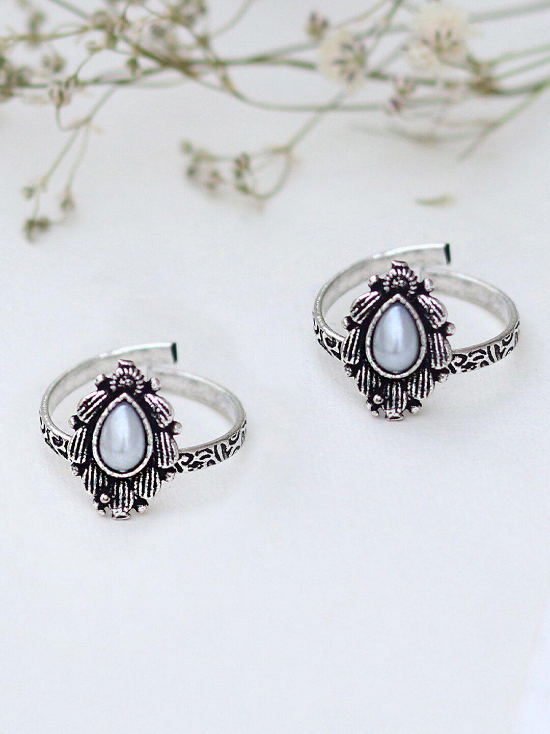 teejh-pravya-white-stone-silver-oxidised-toe-rings