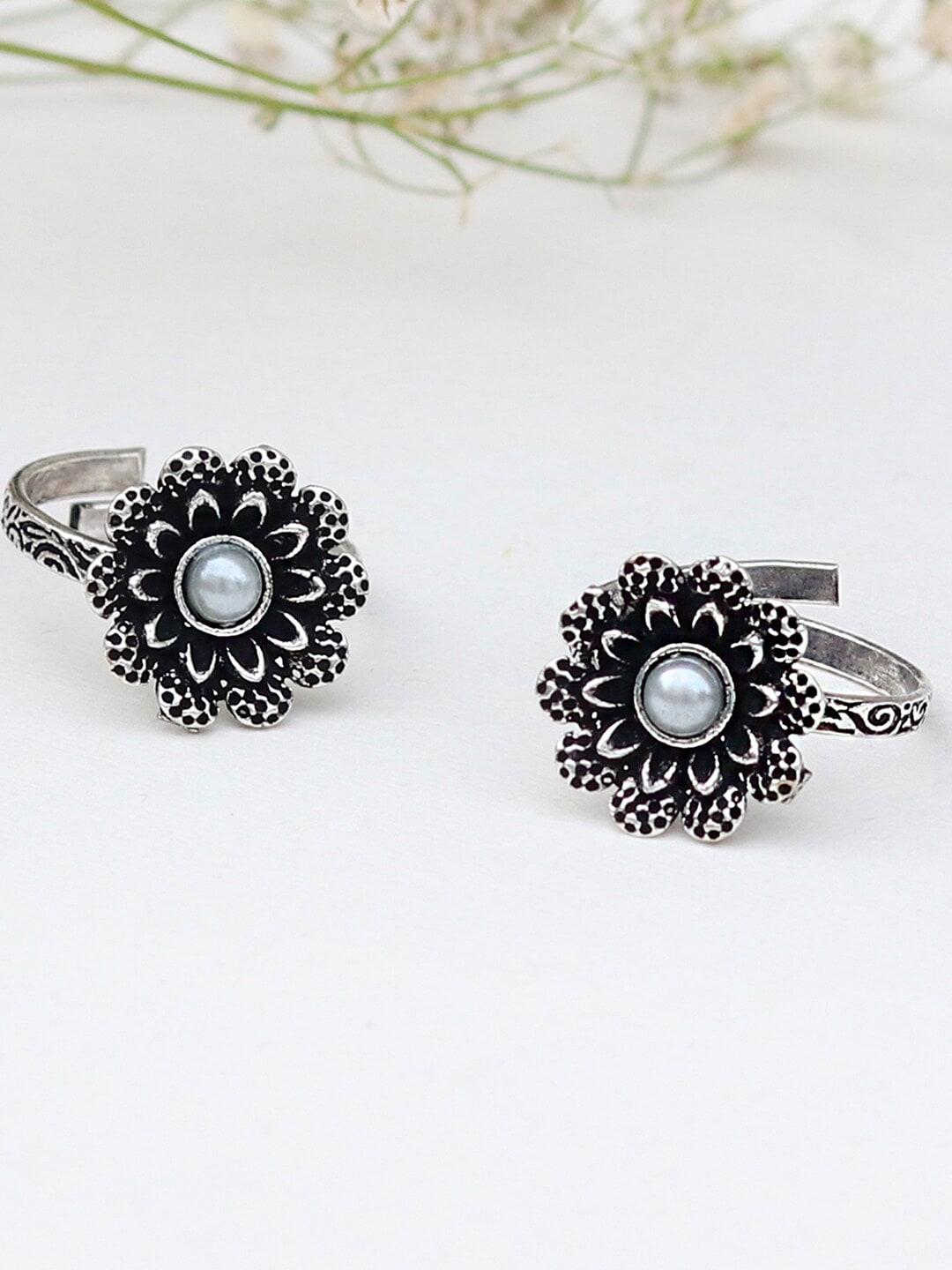 teejh-silver-plated-oxidised-white-studded-stone-toe-ring