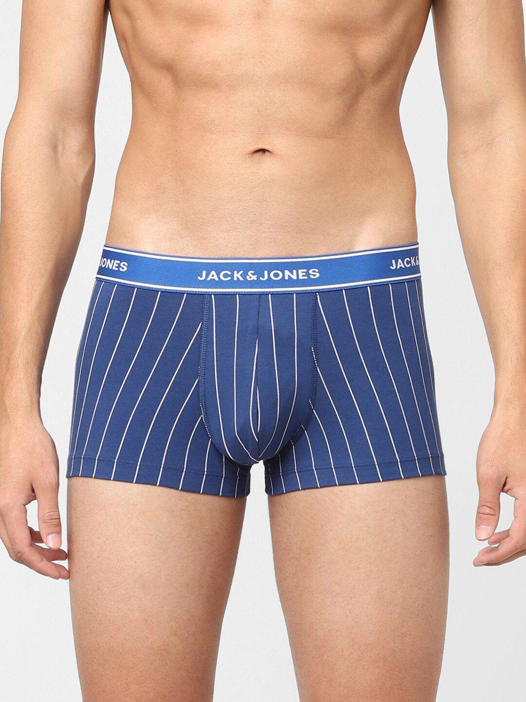 jack-&-jones-men-blue-&-white-printed-cotton-trunk-116798001