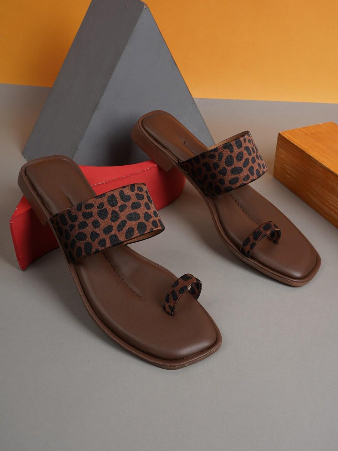 sapatos-women-brown-printed-one-toe-flats