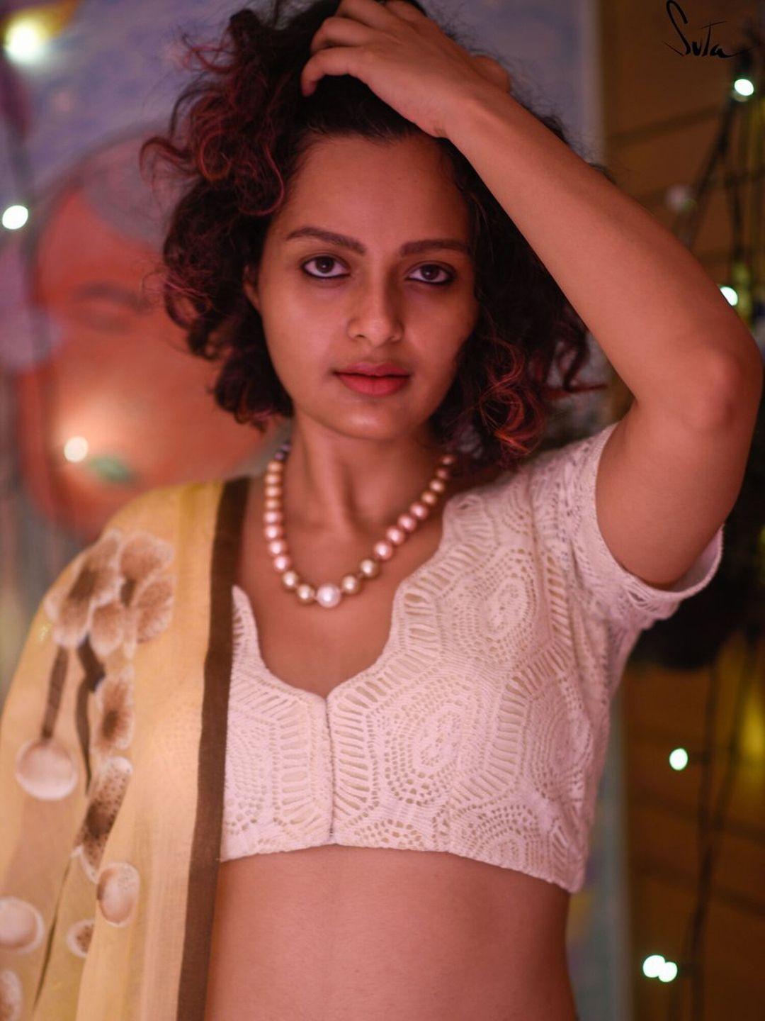 suta-women-white-self-design-cotton-saree-blouse