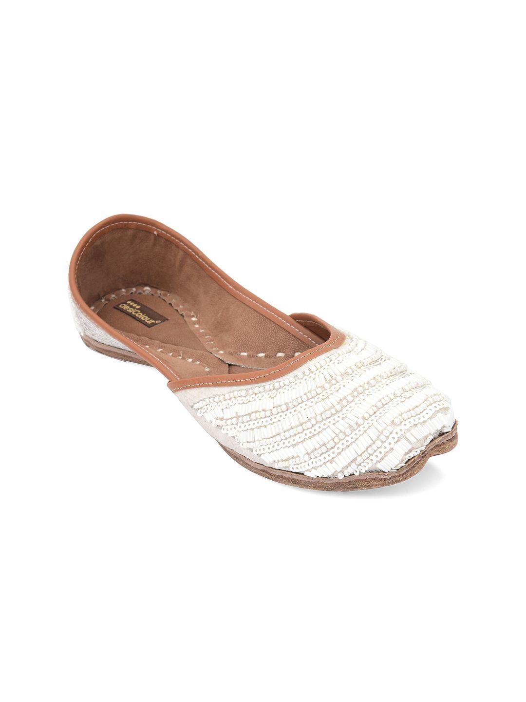 desi-colour-women-white-embellished-ethnic-mojaris-with-embroidered-flats