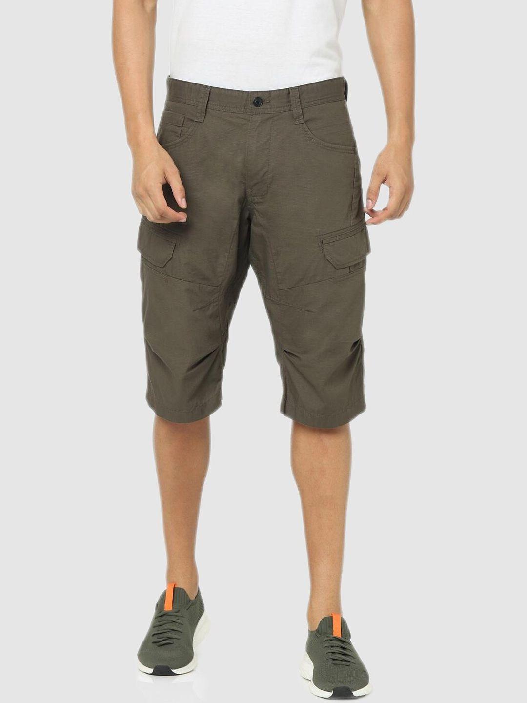 celio-men-olive-green-cargo-shorts