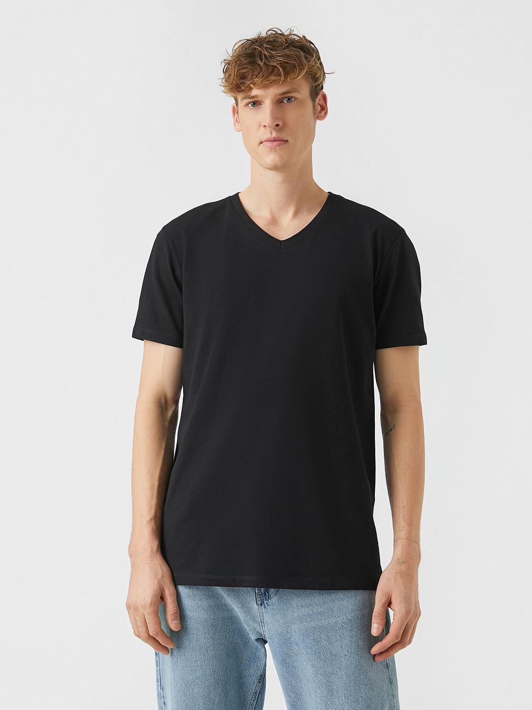 koton-men-black-solid-t-shirt