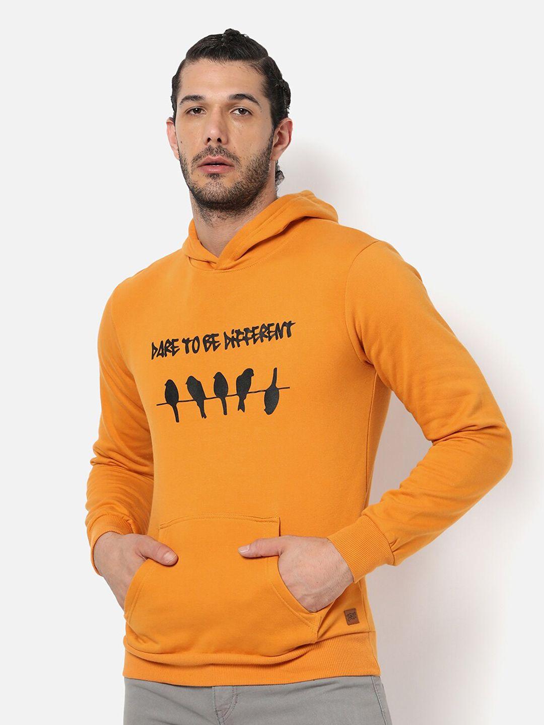 campus-sutra-men-mustard-printed-hooded-sweatshirt