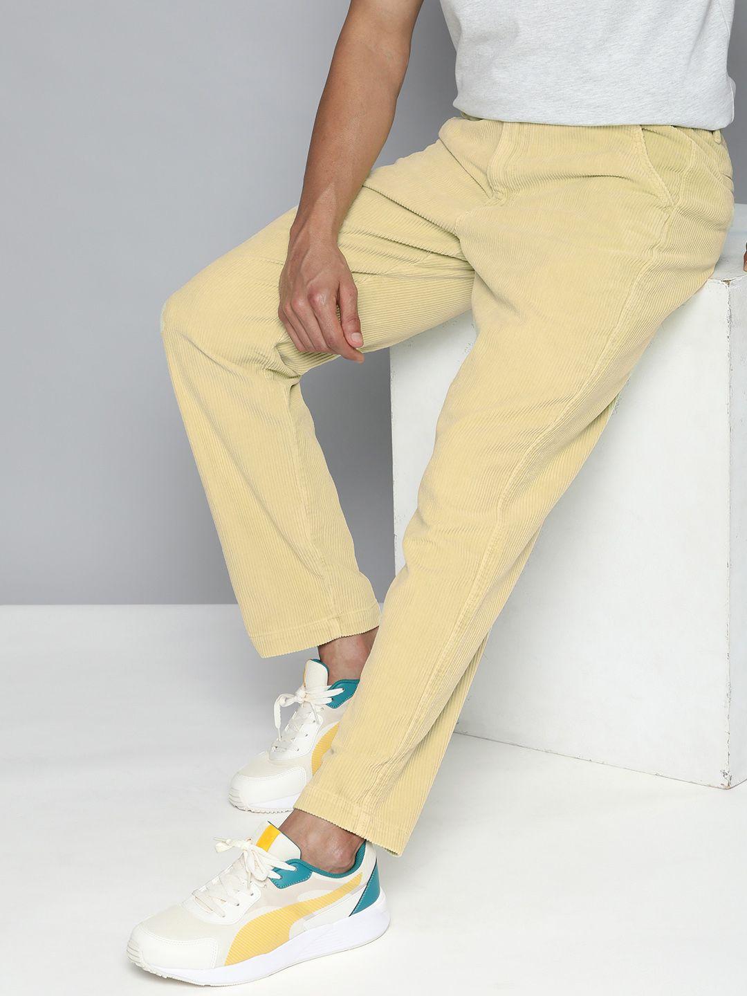 levis-men-pure-cotton-tapered-fit-corduroy-chinos-trousers