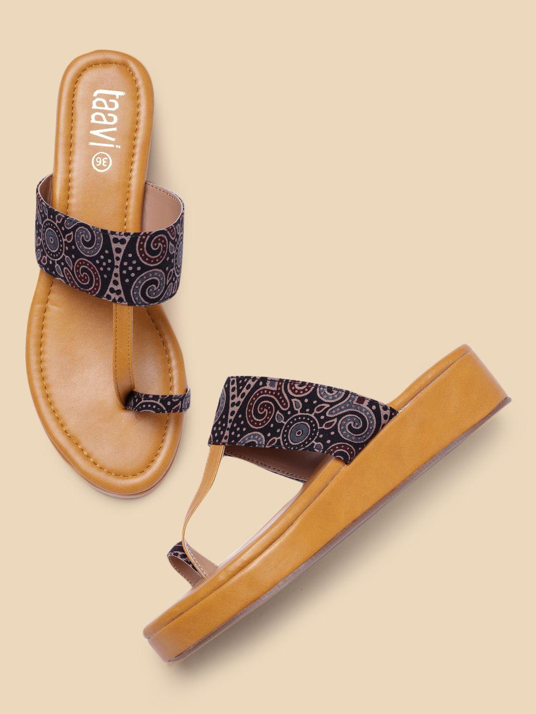 taavi-women-printed-ethnic-wedge-t-strap-&-one-toe-style-sandals