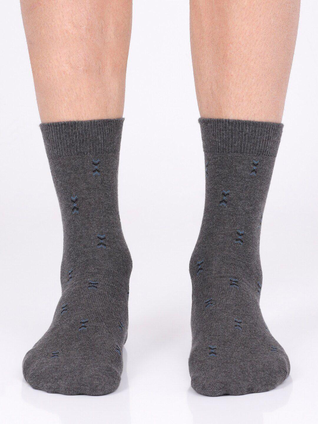 jockey-men-pack-of-3-charcoal-printed-calf-length-socks