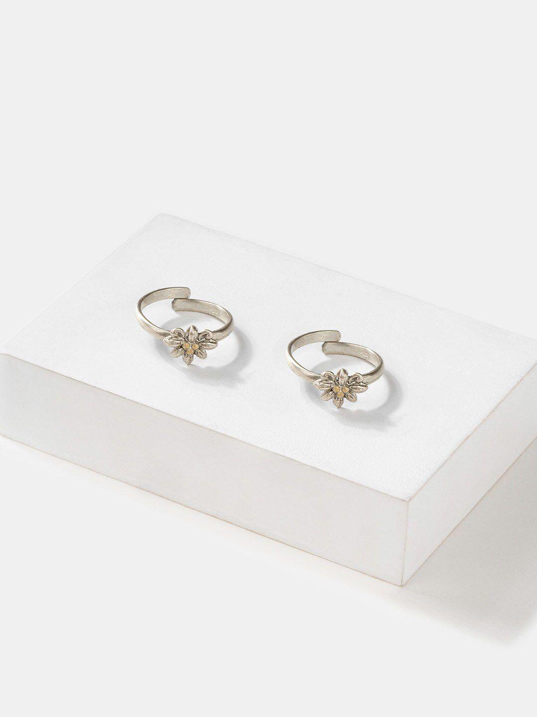 shaya-mahile-925-silver-plated-&-flower-detail-toe-rings