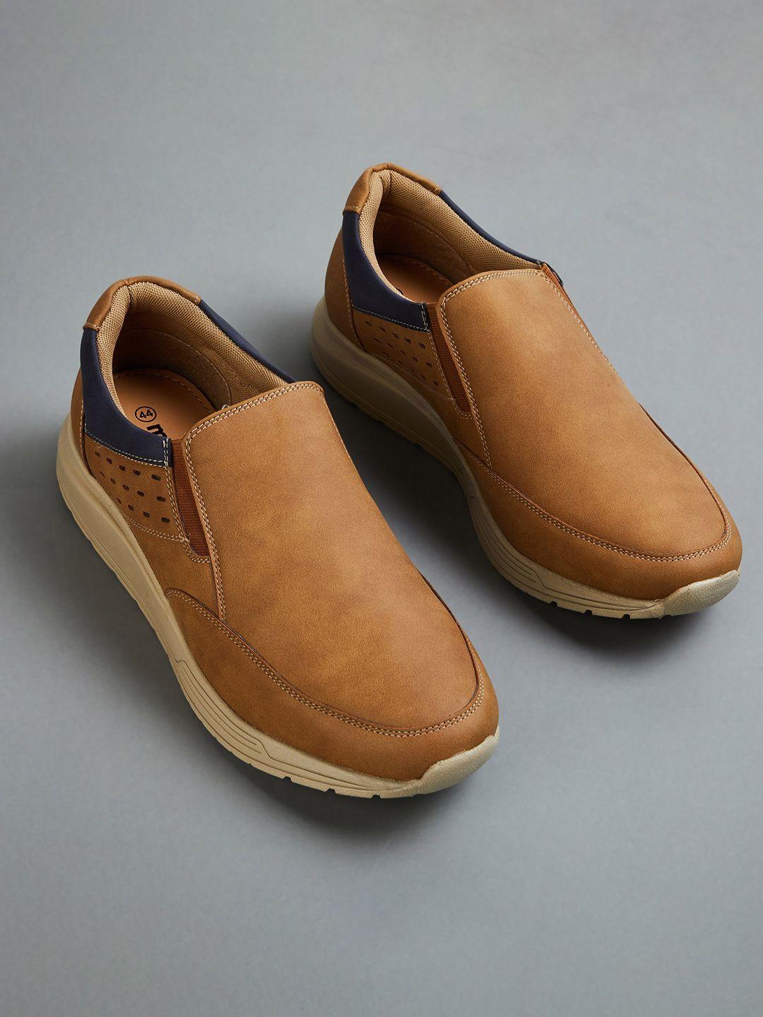 max-men-contrast-sole-slip-on-sneakers