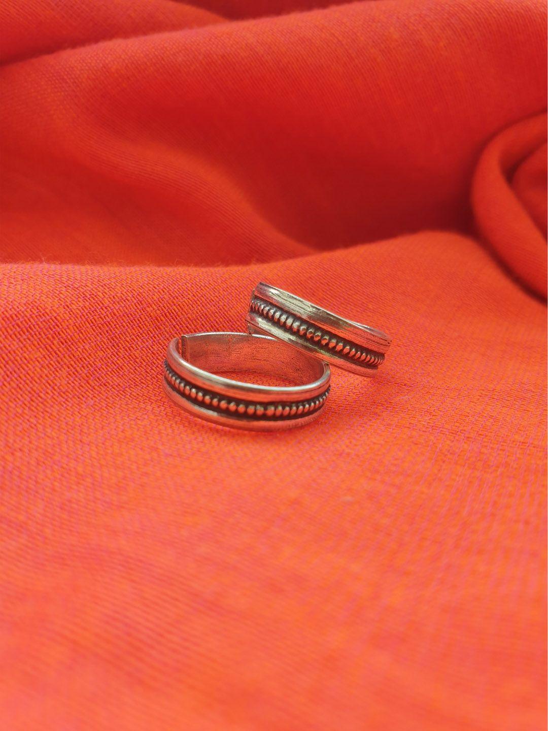 firoza-women-oxidised-silver-toned-adjustable-toe-ring