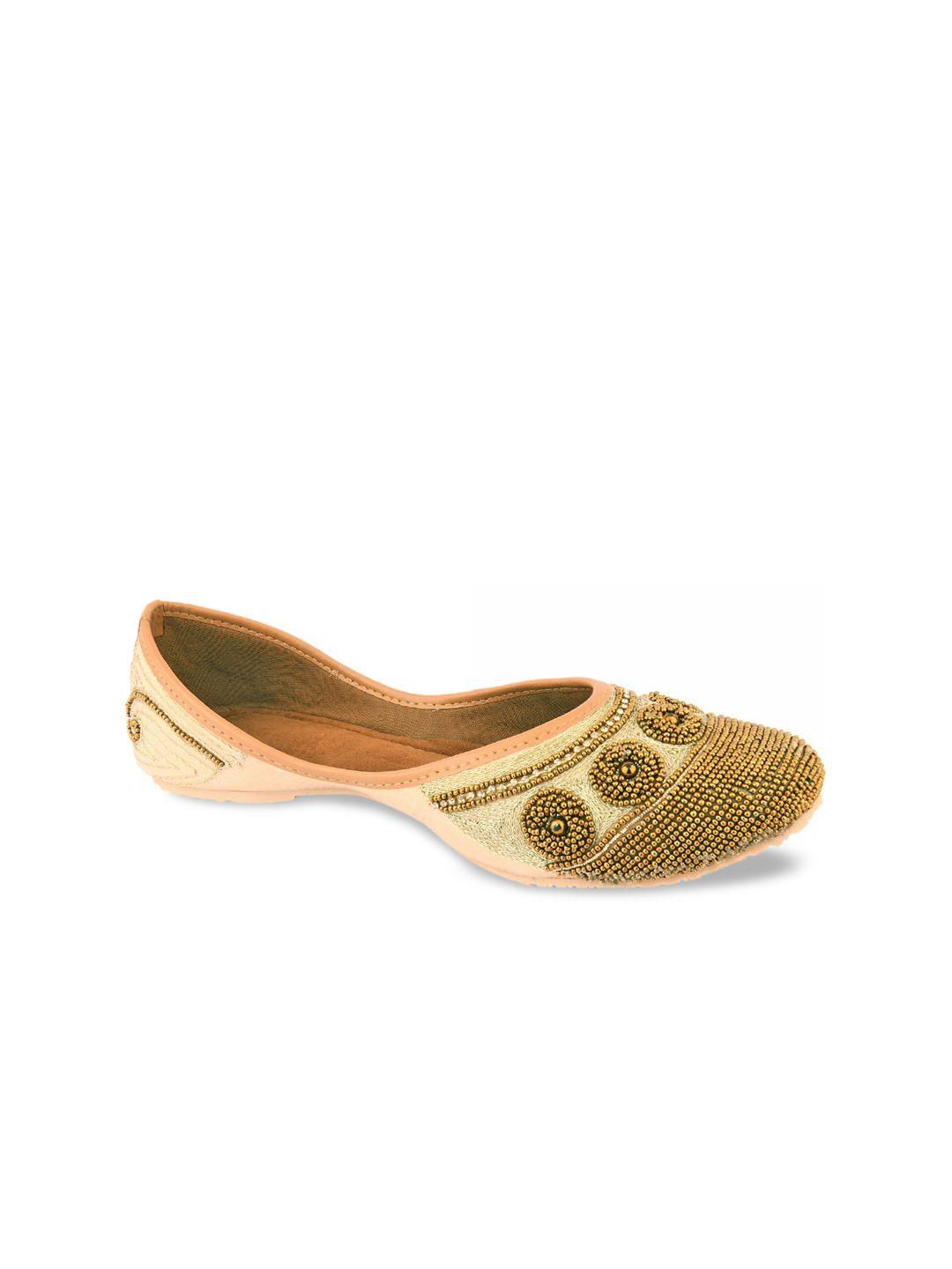 desi-colour-women-gold-toned-embellished-mojaris