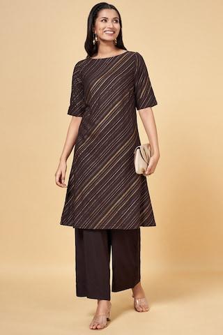 charcoal-printed-ethnic-boat-neck-elbow-sleeves-knee-length-women-regular-fit-kurta-pant-set