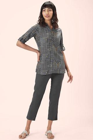 charcoal-printed-casual-roll-up-sleeves-mandarin-women-regular-fit-tunic