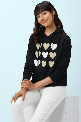 black-printed-casual-full-sleeves-regular-hood-women-regular-fit-sweatshirt
