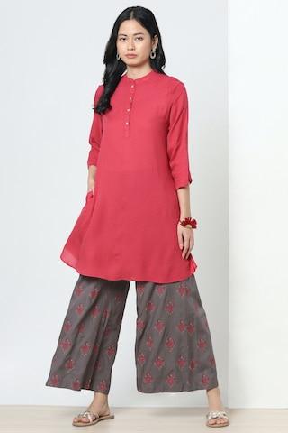 pink-self-design-casual-3/4th-sleeves-band-collar-women-regular-fit-tunic