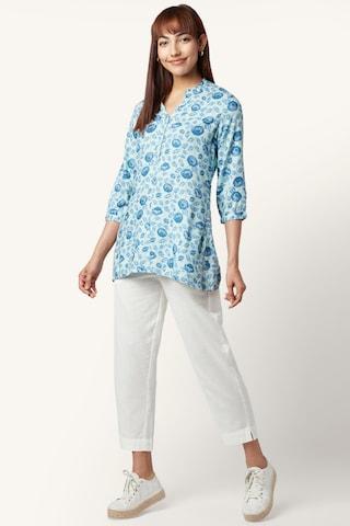 medium-blue-floral-printed-casual-3/4th-sleeves-v-neck-women-regular-fit-tunic