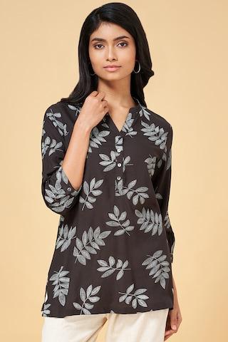 black-printed-casual-3/4th-sleeves-v-neck-women-regular-fit-tunic