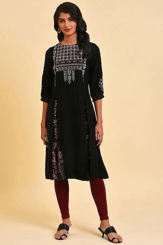 black-embroidered-casual-3/4th-sleeves-round-neck-women-regular-fit-tunic