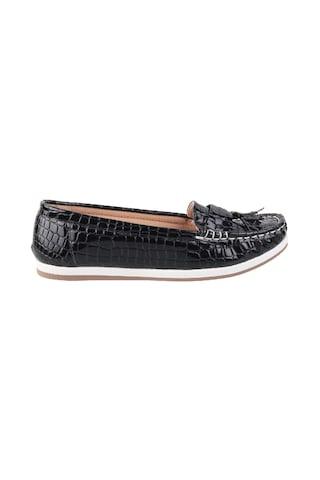black-textured-casual-women-loafers