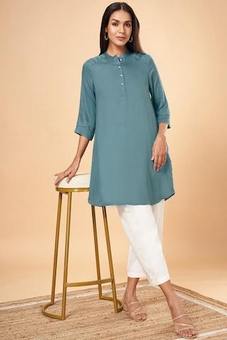 medium-blue-textured-casual-3/4th-sleeves-mandarin-women-regular-fit--tunic