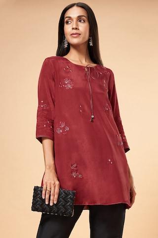 maroon-embroidered-ethnic-3/4th-sleeves-round-neck-women-comfort-fit--tunic