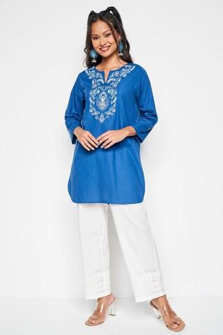 medium-blue-embroidered-casual-3/4th-sleeves-round-neck-women-regular-fit-tunic