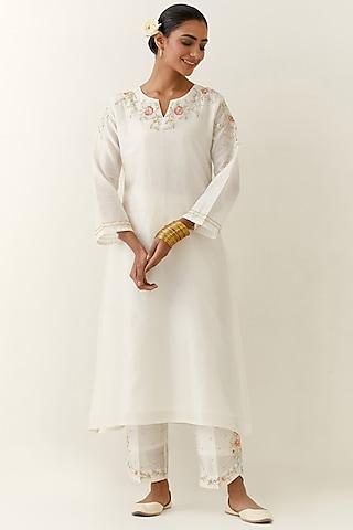 off-white-silk-chanderi-hand-embroidered-kurta-set