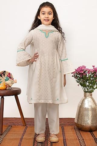 ivory-chanderi-silk-embroidered-kalidaar-kurta-set-for-girls