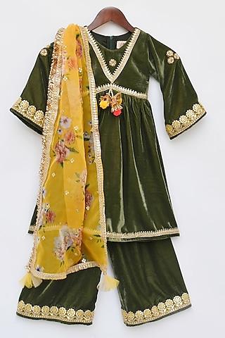 green-velvet-embroidered-kurta-set-for-girls