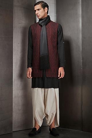 maroon-embroidered-long-bundi-jacket
