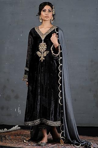 black-velvet-embroidered-kurta-set-for-girls