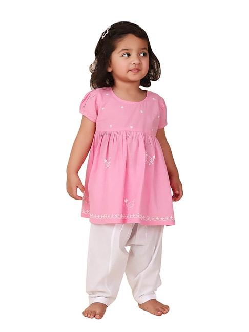 fabindia-kids-pink-&-white-embroidered-kurta-with-salwar