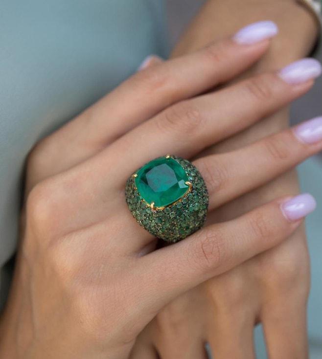 uncut-by-aditi-emerald-cusshion-cut-stone-cocktail-ring-in-gold