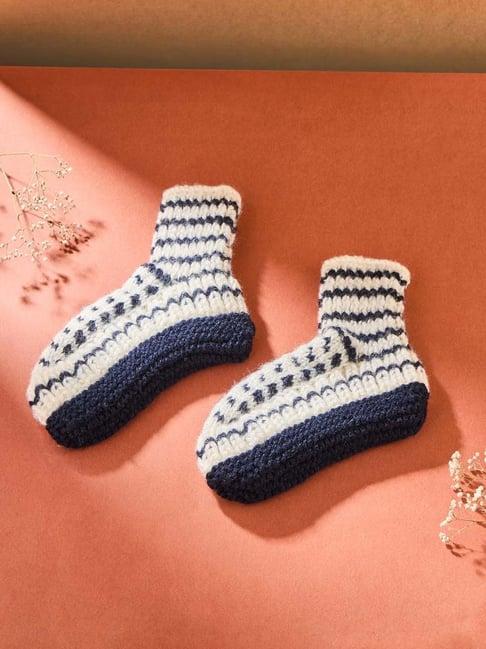 fabindia-blue-&-white-crochet-pattern-socks