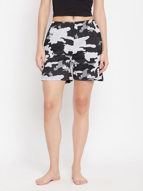 clovia-white-&-black-printed-shorts