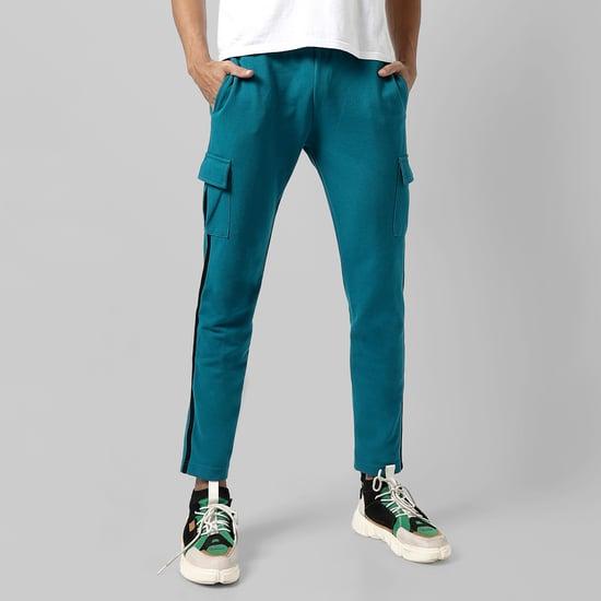 campus-sutra-men-solid-track-pants