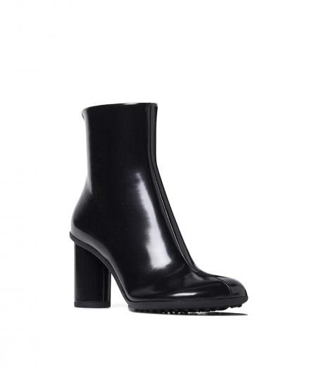 black-round-toe-boots