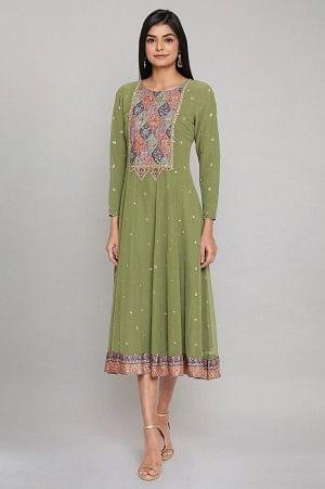 green-embroidered-panelled-mughal-festive-gown