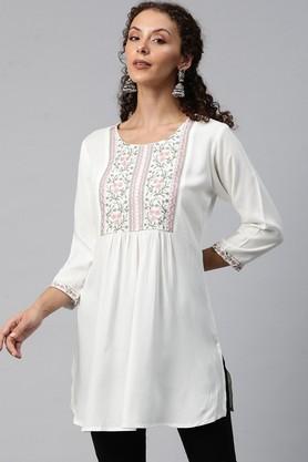 floral-rayon-round-neck-women's-kurti---white