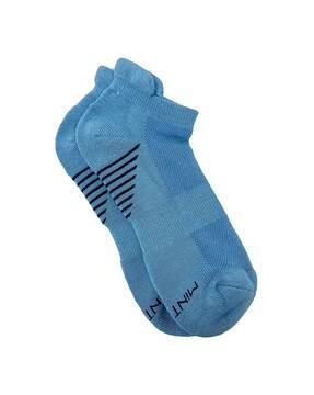 textured-ankle-length-socks