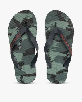 camouflage-print-thong-strap-flip-flops