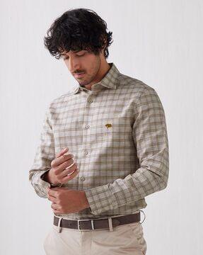 Men Checked Slim Fit Shirt with Cutaway Collar
