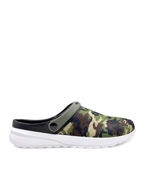camouflage-print-clogs-sandals